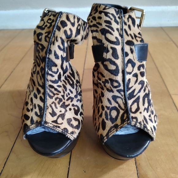 Guess Women's Cow Fur Leather Leopard Print Peep Toe Platform Heels - Picture 2 of 12